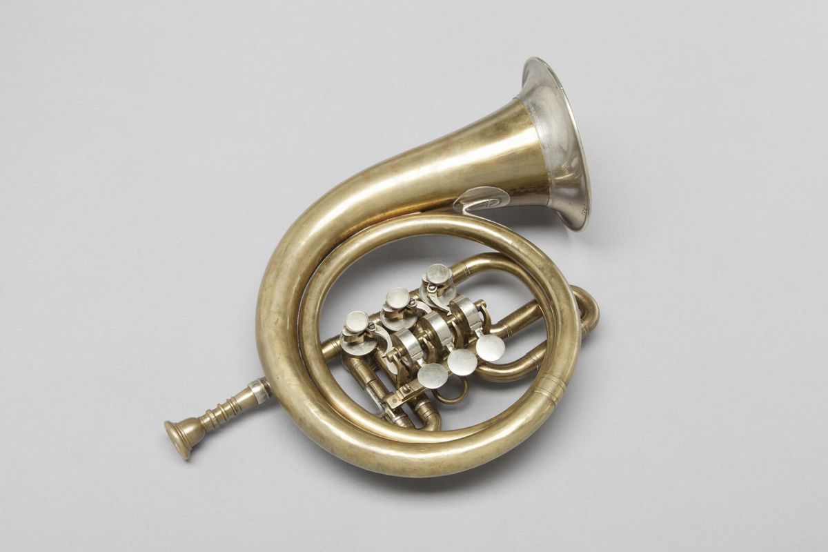 Fürst-Pless-Horn mit drei Ventilen und Griffmechanik, Messing, Museumsaufnahme