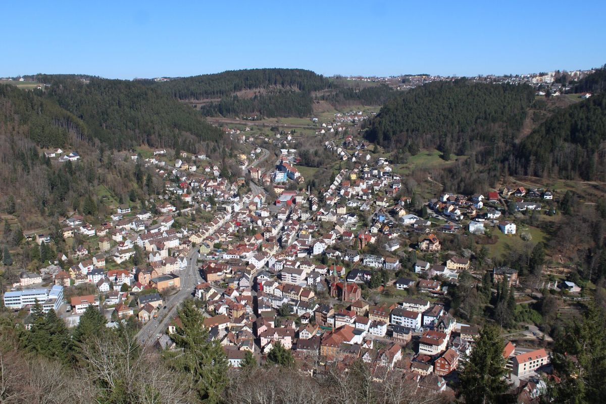 Blick von der Ruine Hohenschramberg auf die Talstadt Schramberg und ihre bewaldeten Hänge