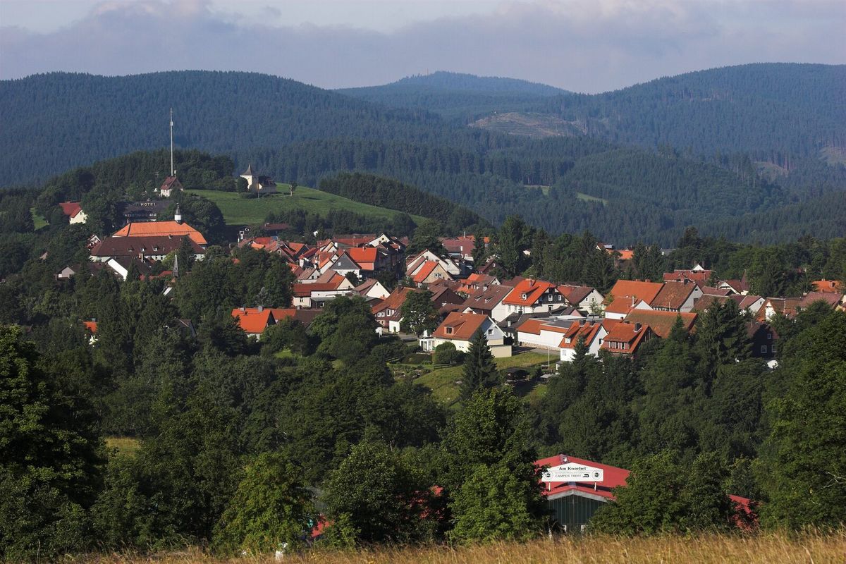 Blick vom Glockenberg auf den Ortskern von Sankt Andreasberg im Oberharz