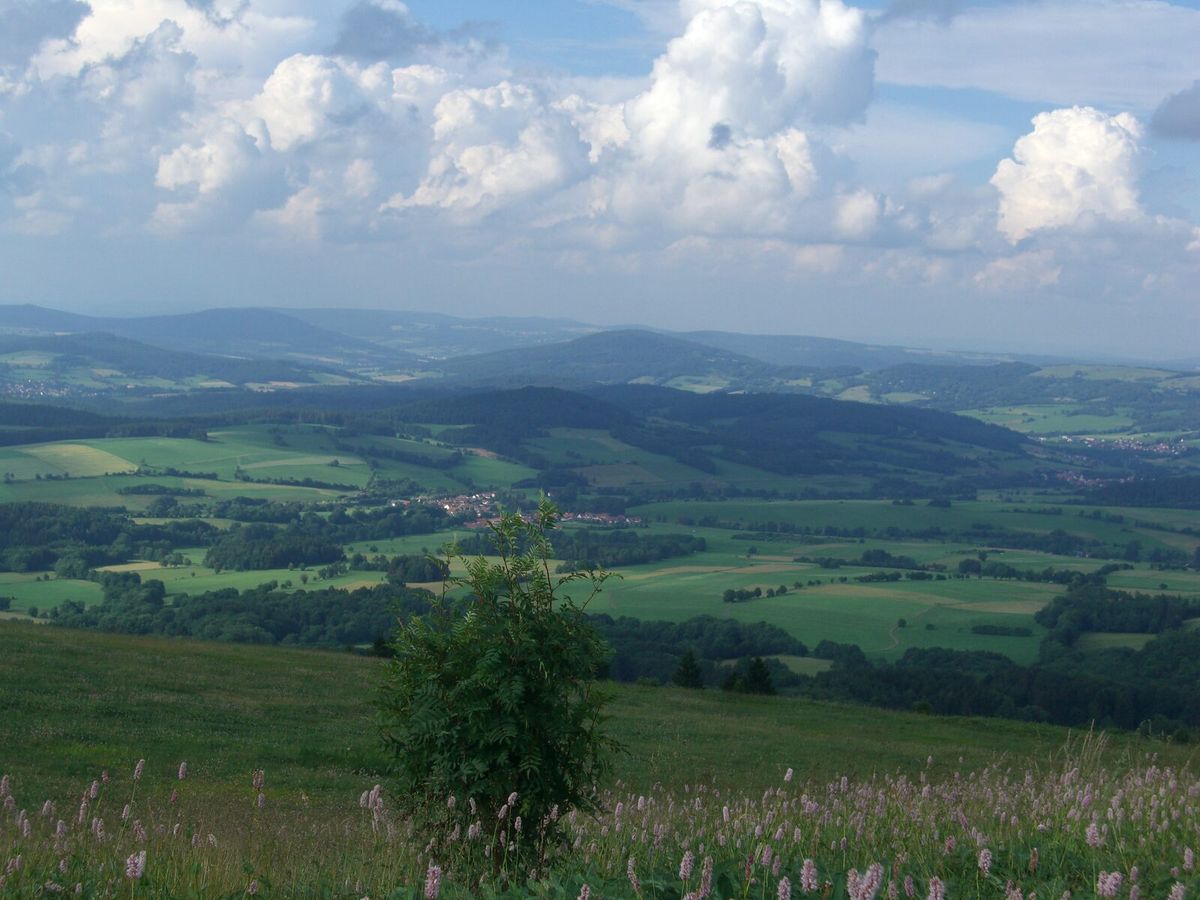 Landschaft der Rhön mit der Wasserkuppe in Hessen