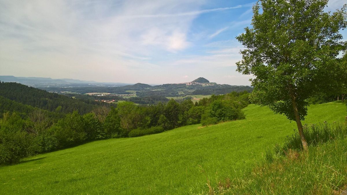 Weiter Blick über die Hügellandschaft der Schwäbischen Alb in Baden-Württemberg