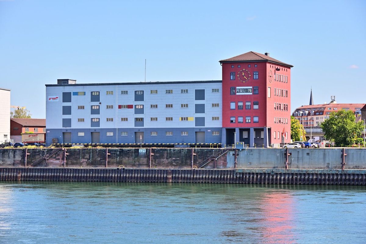 Pegellatte am Ufer zeigt einen sehr niedrigen Wasserstand