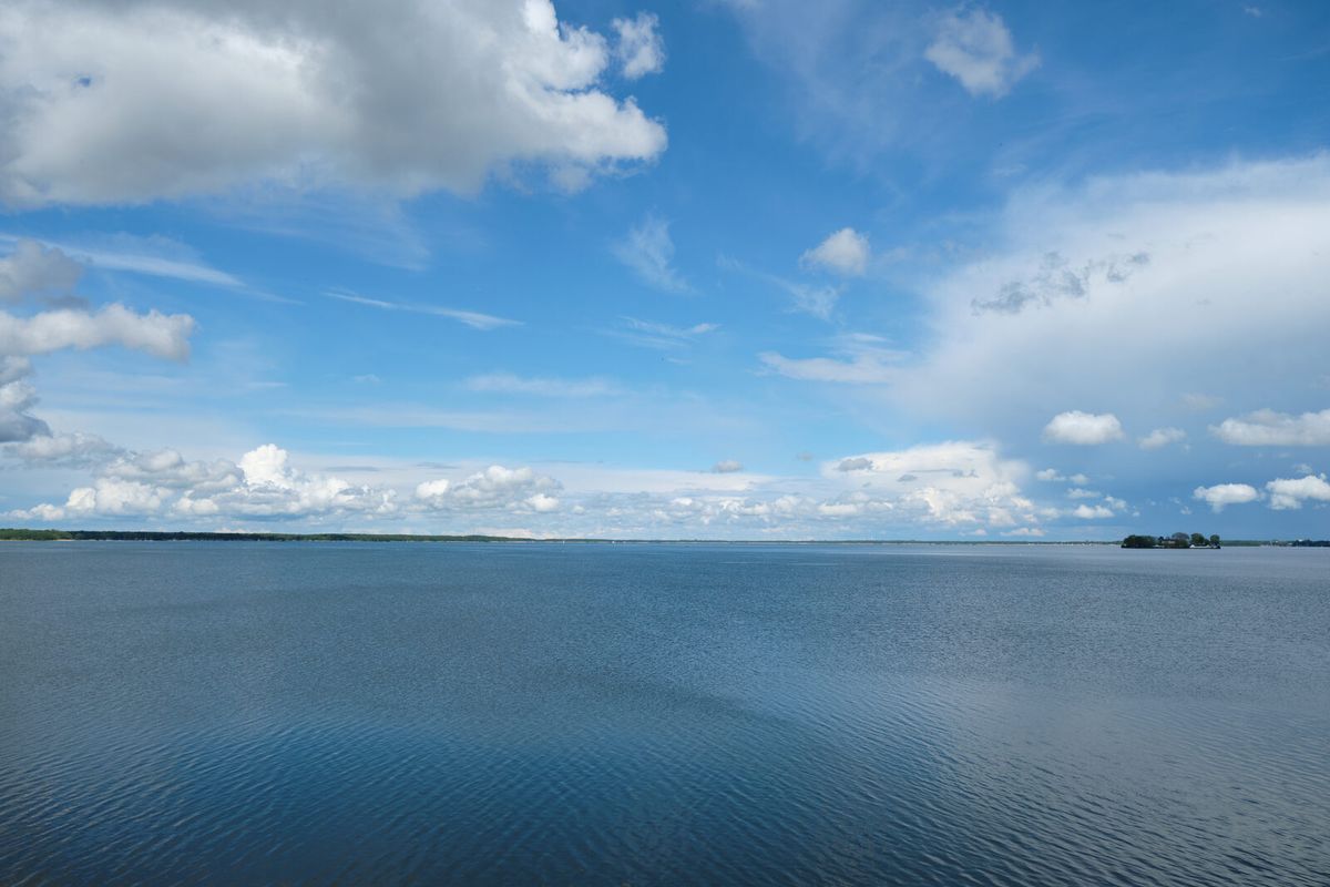 Weite Wasserfläche des Steinhuder Meeres unter blauem Himmel