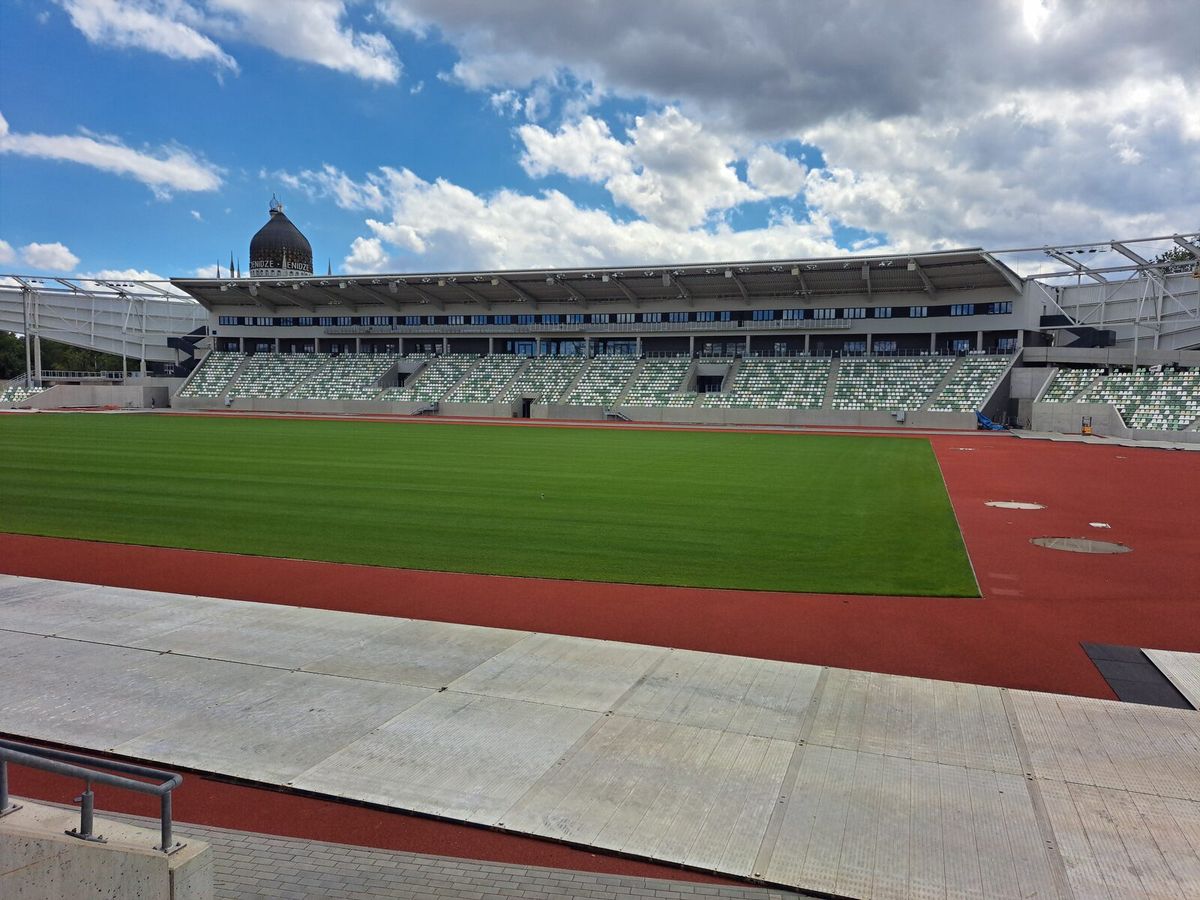 Heinz-Steyer-Stadion in Dresden mit Haupttribüne und der Kuppel der Yenidze im Hintergrund