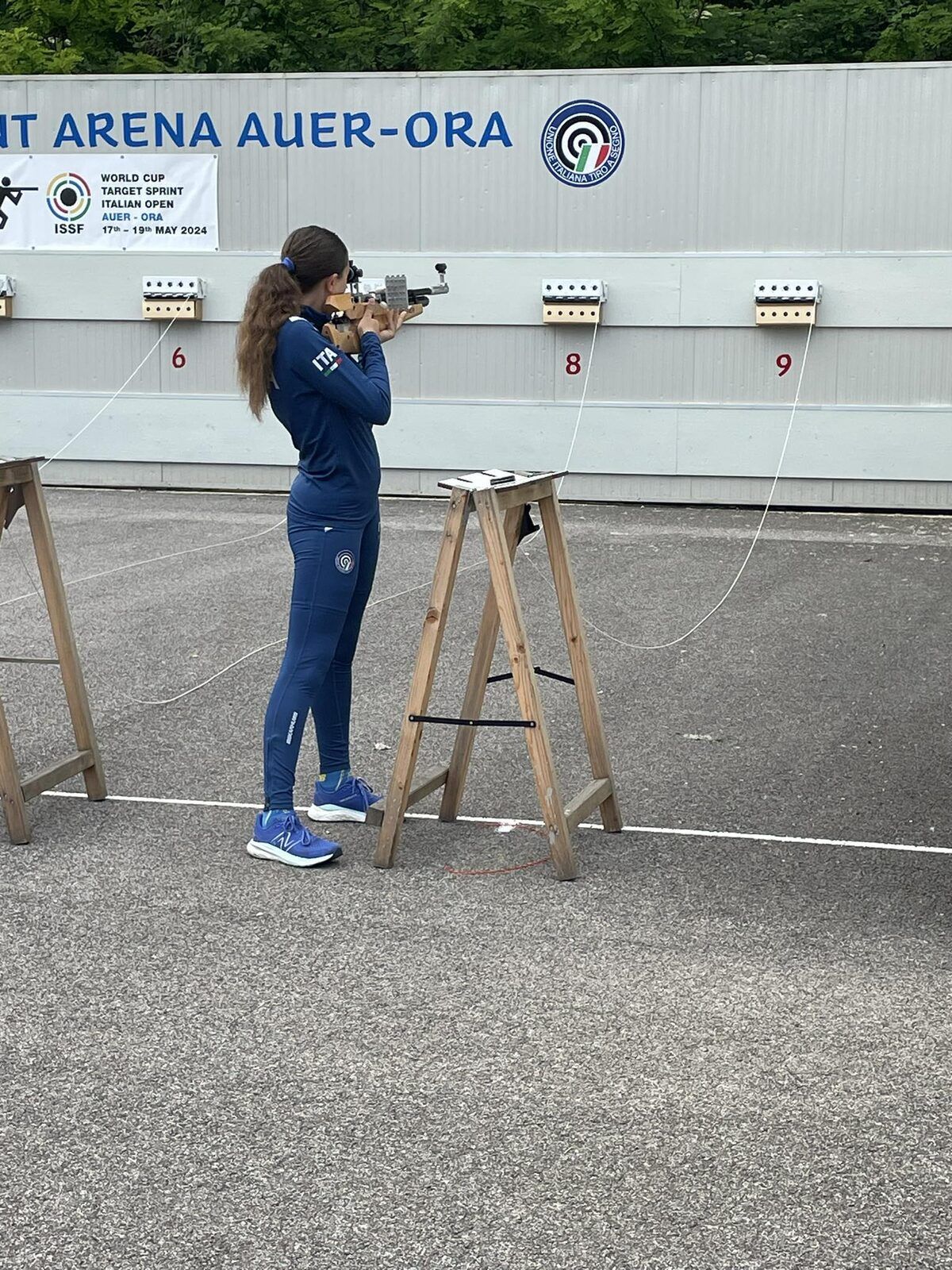 Target-Sprint-Athletin beim Stehendschießen auf Klappscheiben