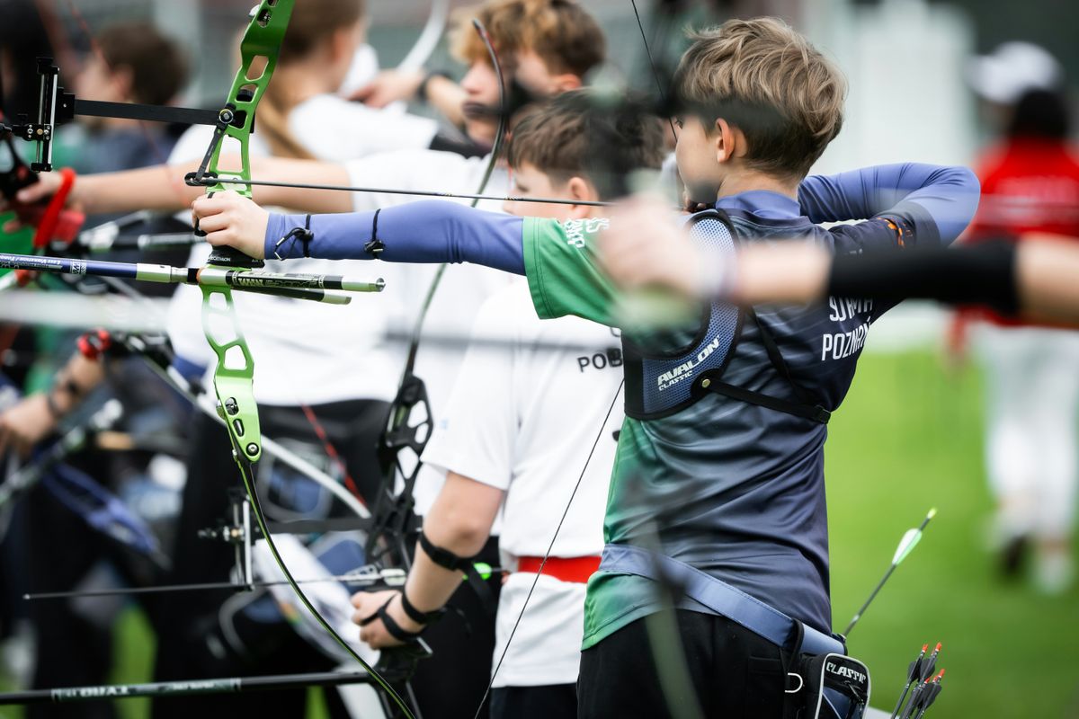 Mehrere Personen schießen auf einem Freiluft-Bogensportplatz
