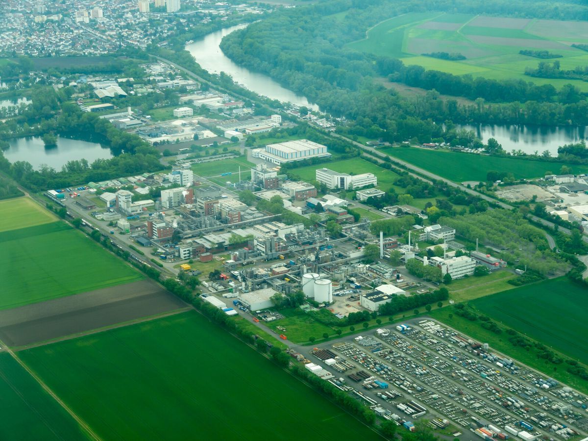 Luftaufnahme von Bürstadt mit Wohnbebauung, Straßen und Feldern am Ortsrand