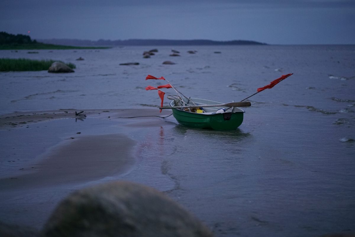 Kleines Fischerboot an der Ostseeküste von Pärnumaa in Estland
