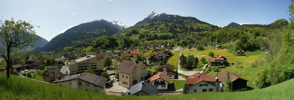 Panoramablick auf die Gemeinde Tschagguns im Montafon vor der Bergkulisse