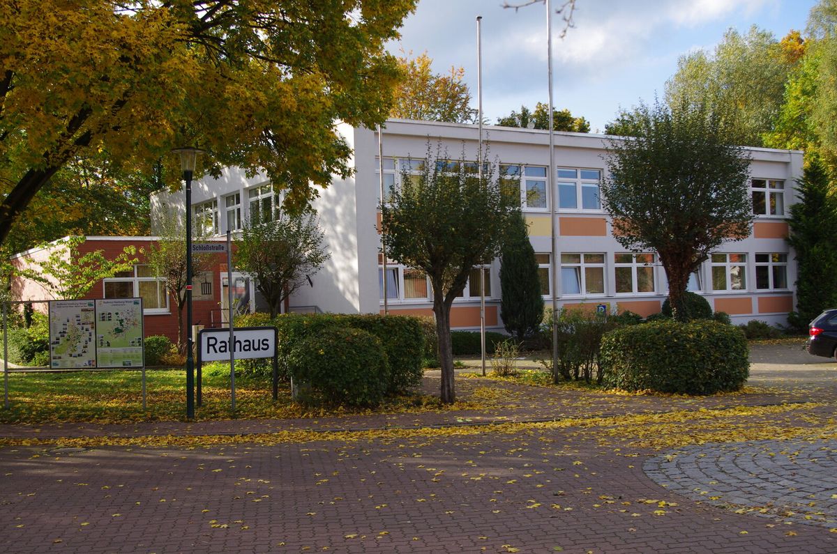 Verwaltungsgebäude der Samtgemeinde Liebenau mit Vorplatz und Fahnenmasten