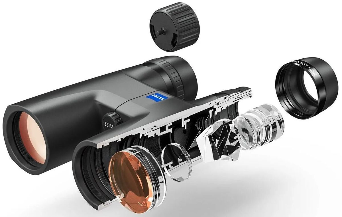 Schnittmodell eines Zeiss Conquest Fernglases mit sichtbaren Linsen und Vergütungen