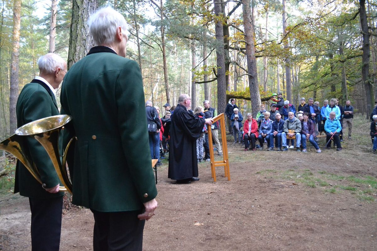 Hubertusmesse mit Jagdhornbläsern und Teilnehmern in Jagdkleidung