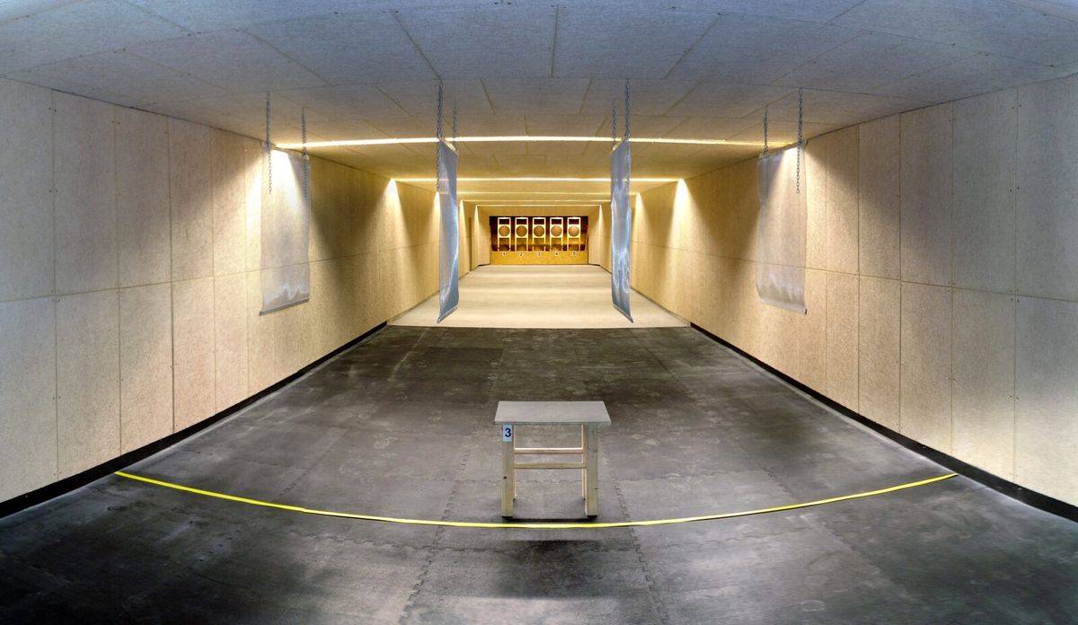 25-Meter-Raumschießanlage mit mehreren Bahnen und Scheiben am Ende der Halle