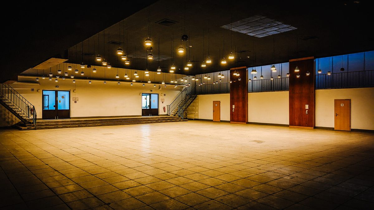 Innenansicht einer leeren Messehalle im agra Messepark Leipzig mit Betonstützen und Hallendach