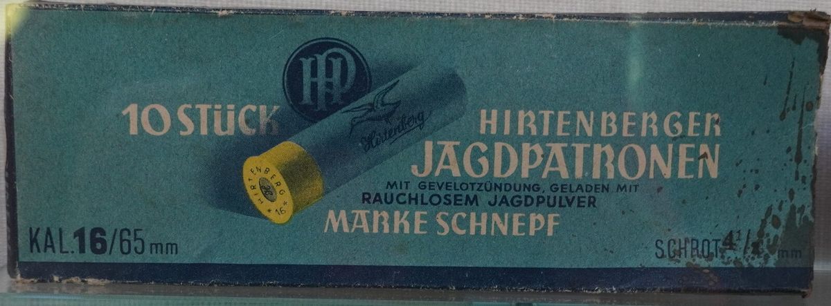 Reihe historischer Schrotpatronen unterschiedlicher Kaliber in einer Vitrine