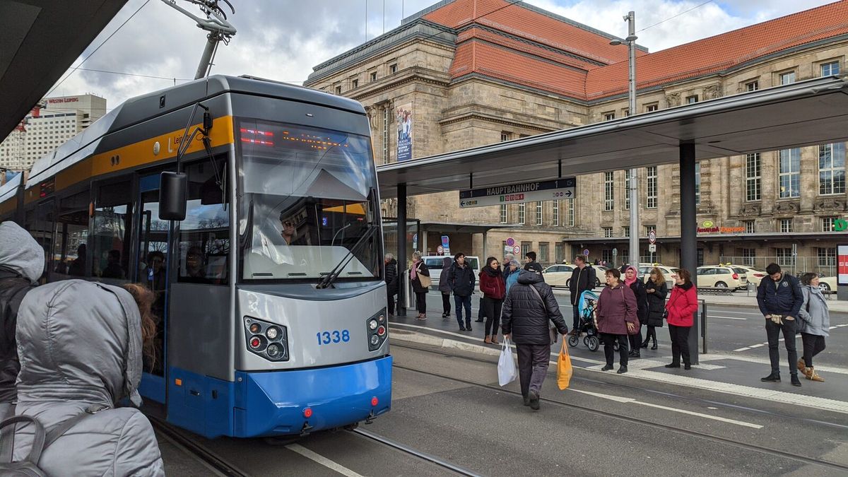 Straßenbahn der Leipziger Linie 11 an der Haltestelle Hauptbahnhof mit ein- und aussteigenden Fahrgästen
