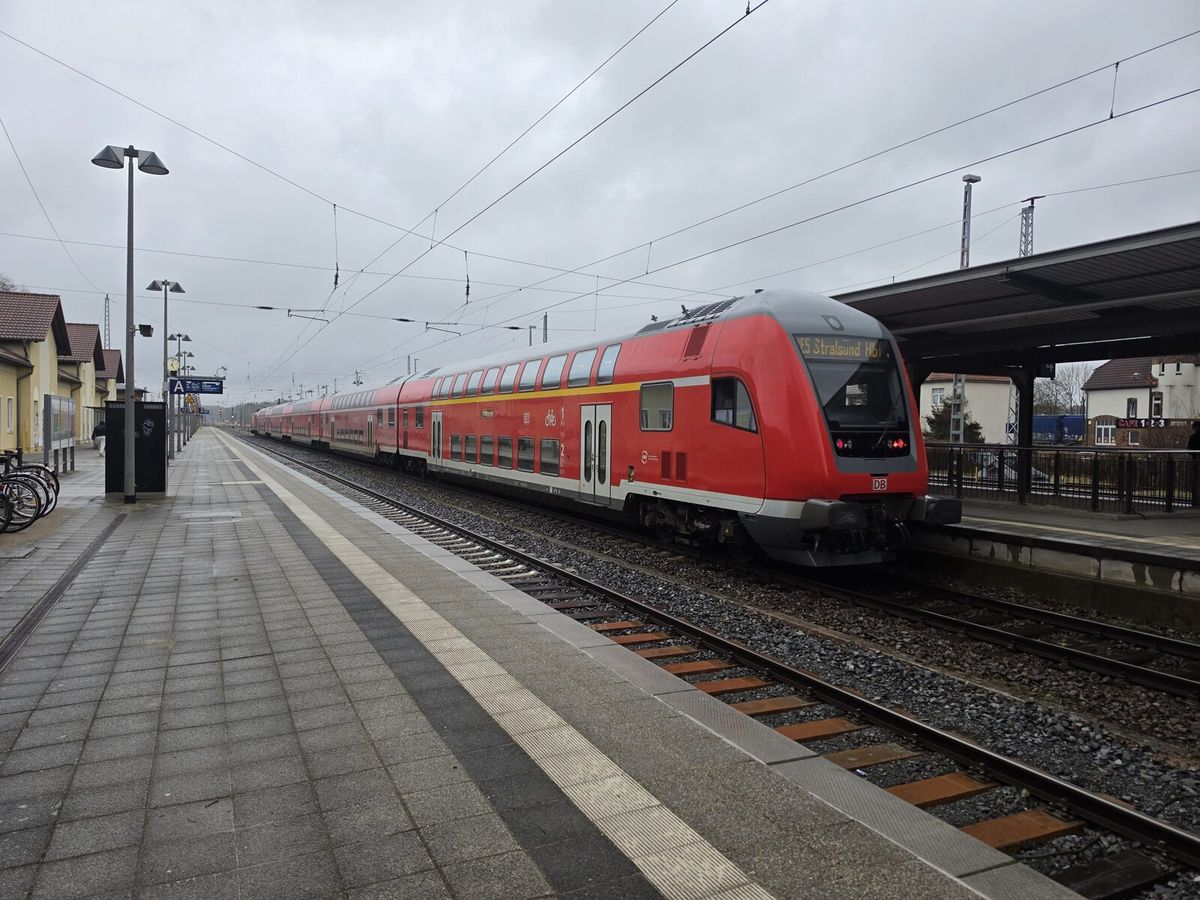 Doppelstockzug der Linie RE5 nach Stralsund am Bahnsteig in Neustrelitz