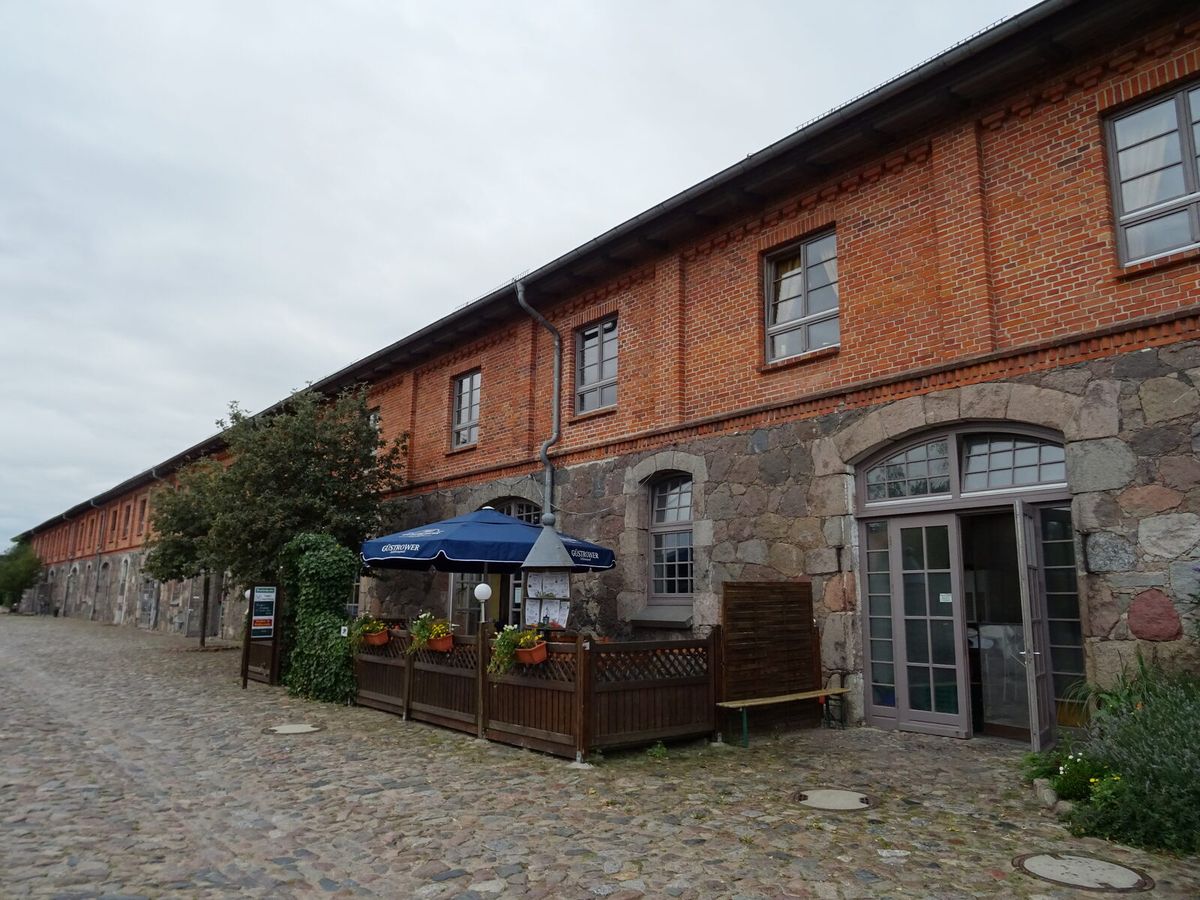 Große Feldsteinscheune mit rotem Ziegeldach in Bollewick in Mecklenburg