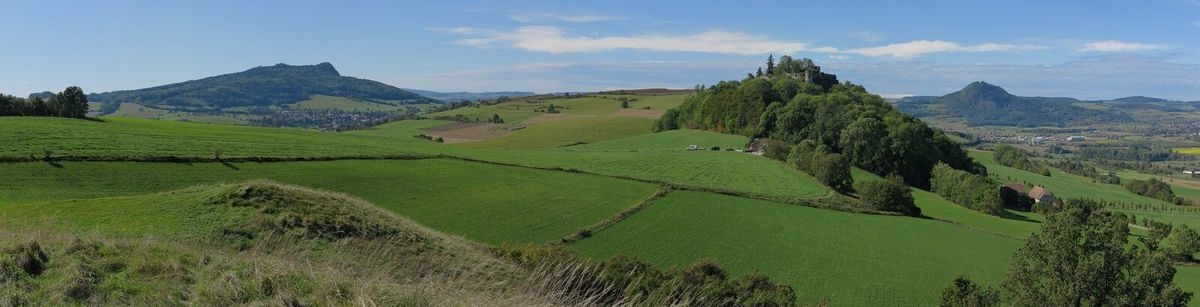 Hegaulandschaft mit Hohenstoffeln, Mägdeberg und Hohenhewen