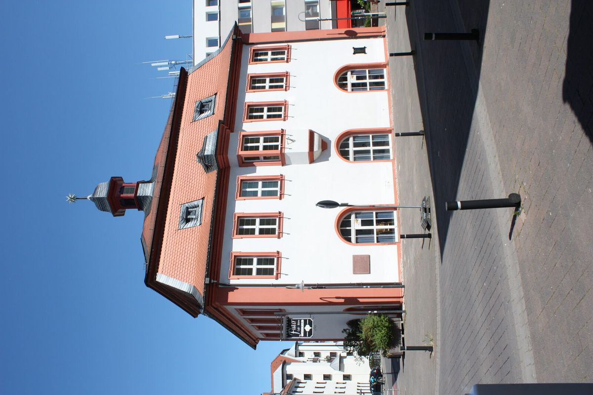 Altes Rathaus in Bürstadt, historisches Gebäude von der Straßenseite