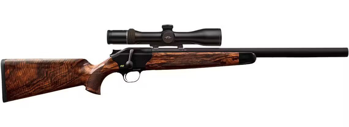 Blaser R8 Repetierbüchse mit Nussbaum-Schaft und montiertem Zielfernrohr