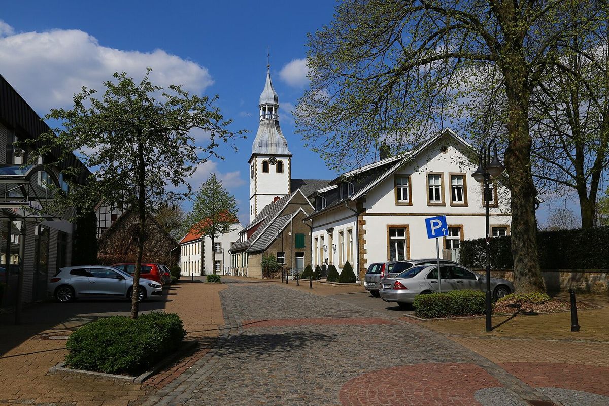Ortskern von Hopsten im Kreis Steinfurt mit Backsteinhäusern an der Brenninkmeyerstraße