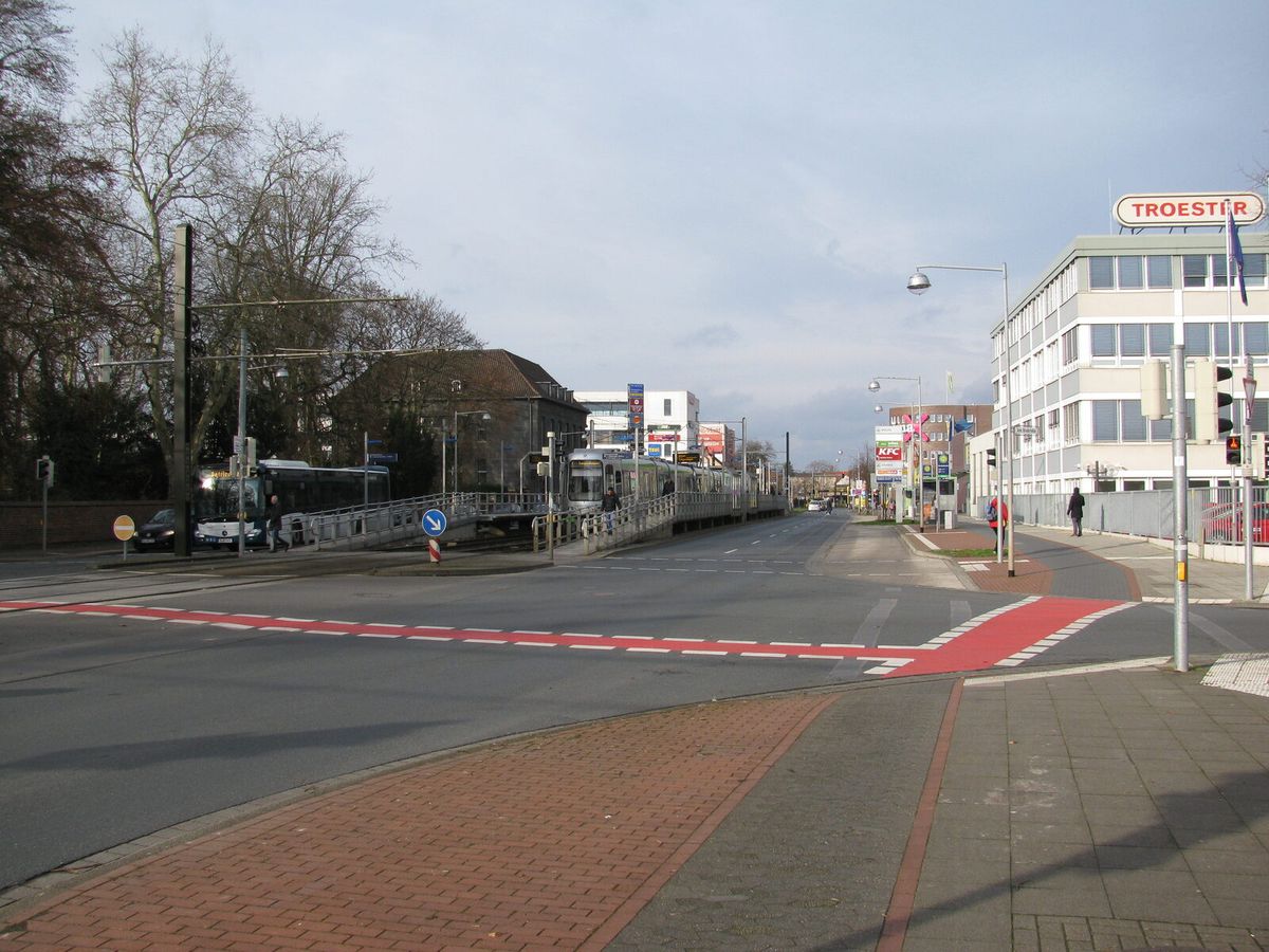 Hildesheimer Straße in Hannover-Wülfel mit Stadtbahnhaltestelle und Bus