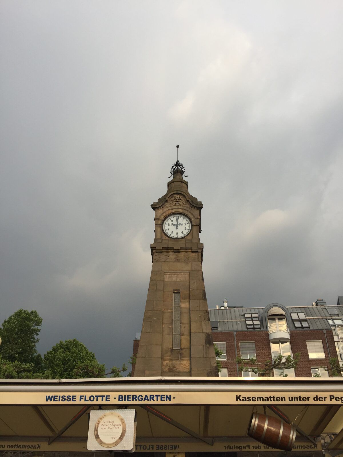 Historische Pegeluhr am Düsseldorfer Rheinufer