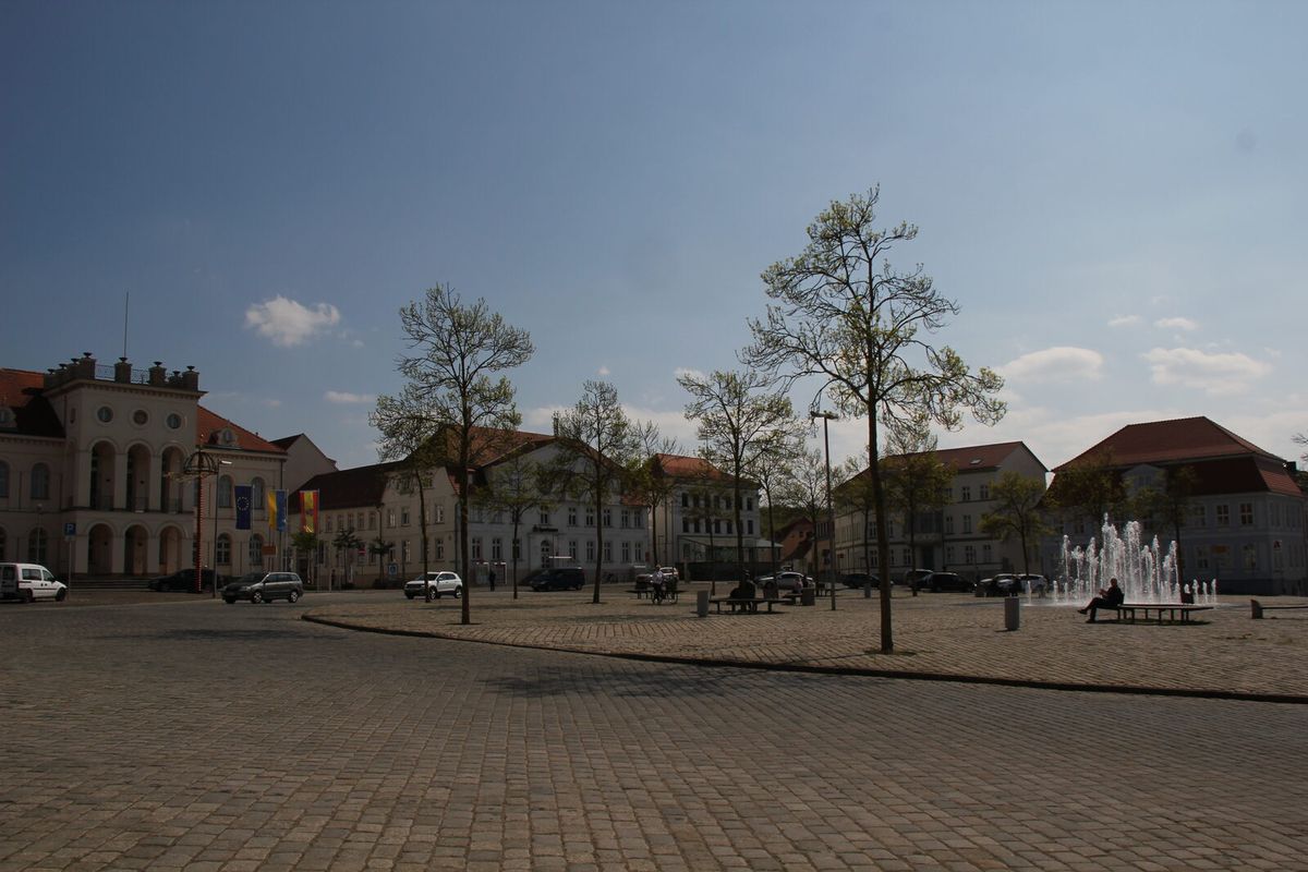 Marktplatz von Neustrelitz mit klassizistischer Bebauung an einem Nachmittag