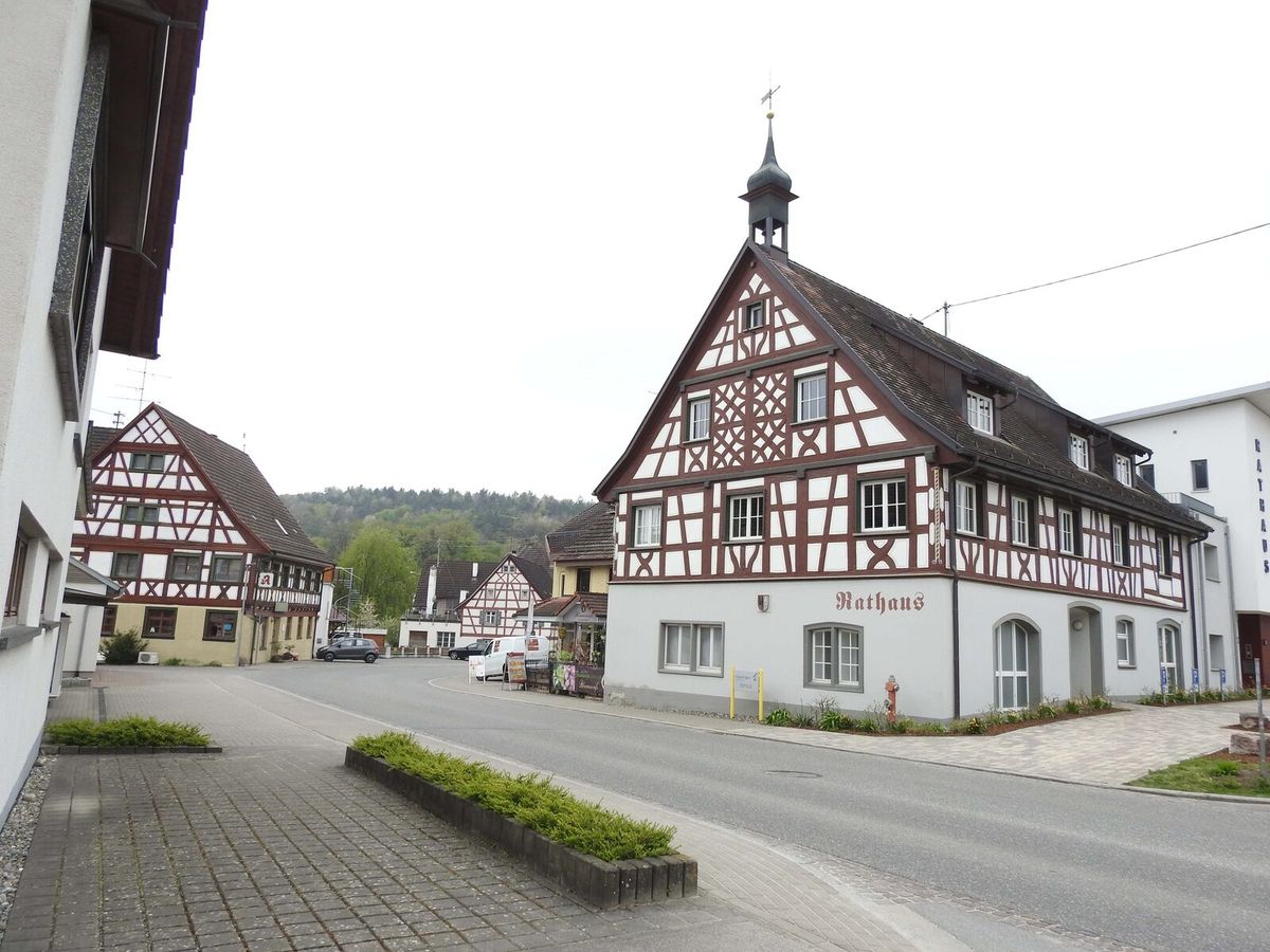 Rathaus von Eigeltingen an der Hauptstraße, aufgenommen von Nordosten